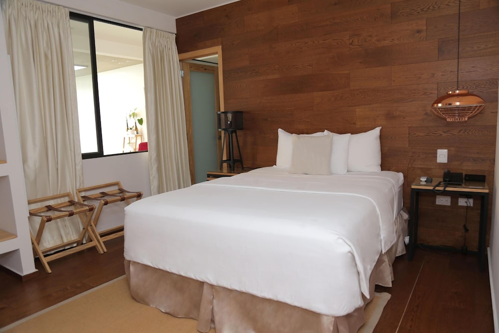 JUNIOR SUITE, QUEEN BED