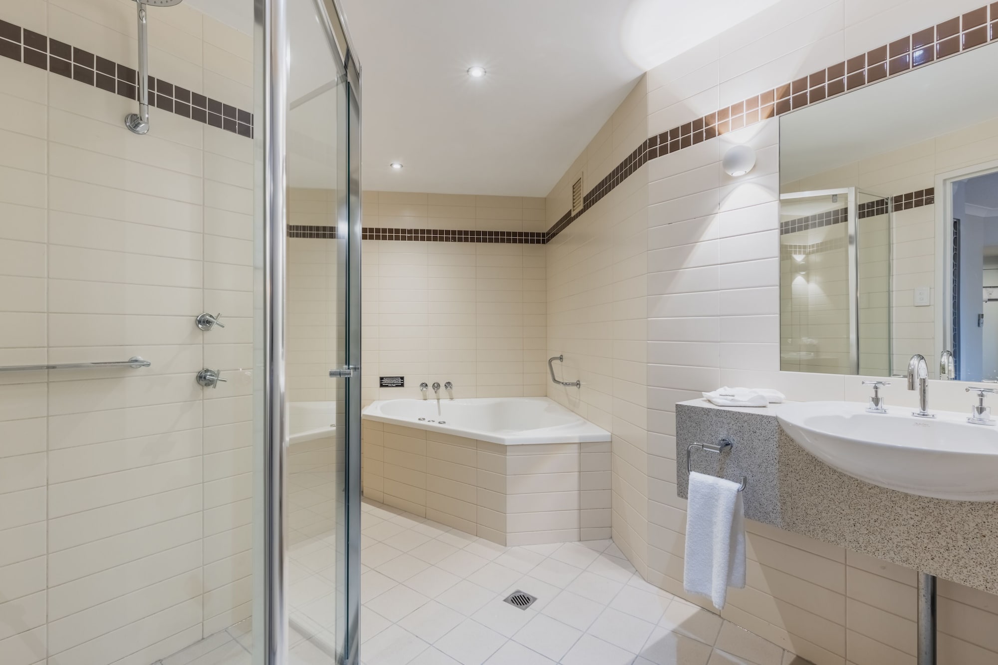Spa, Family, Studio, King and Twin Beds 8/10