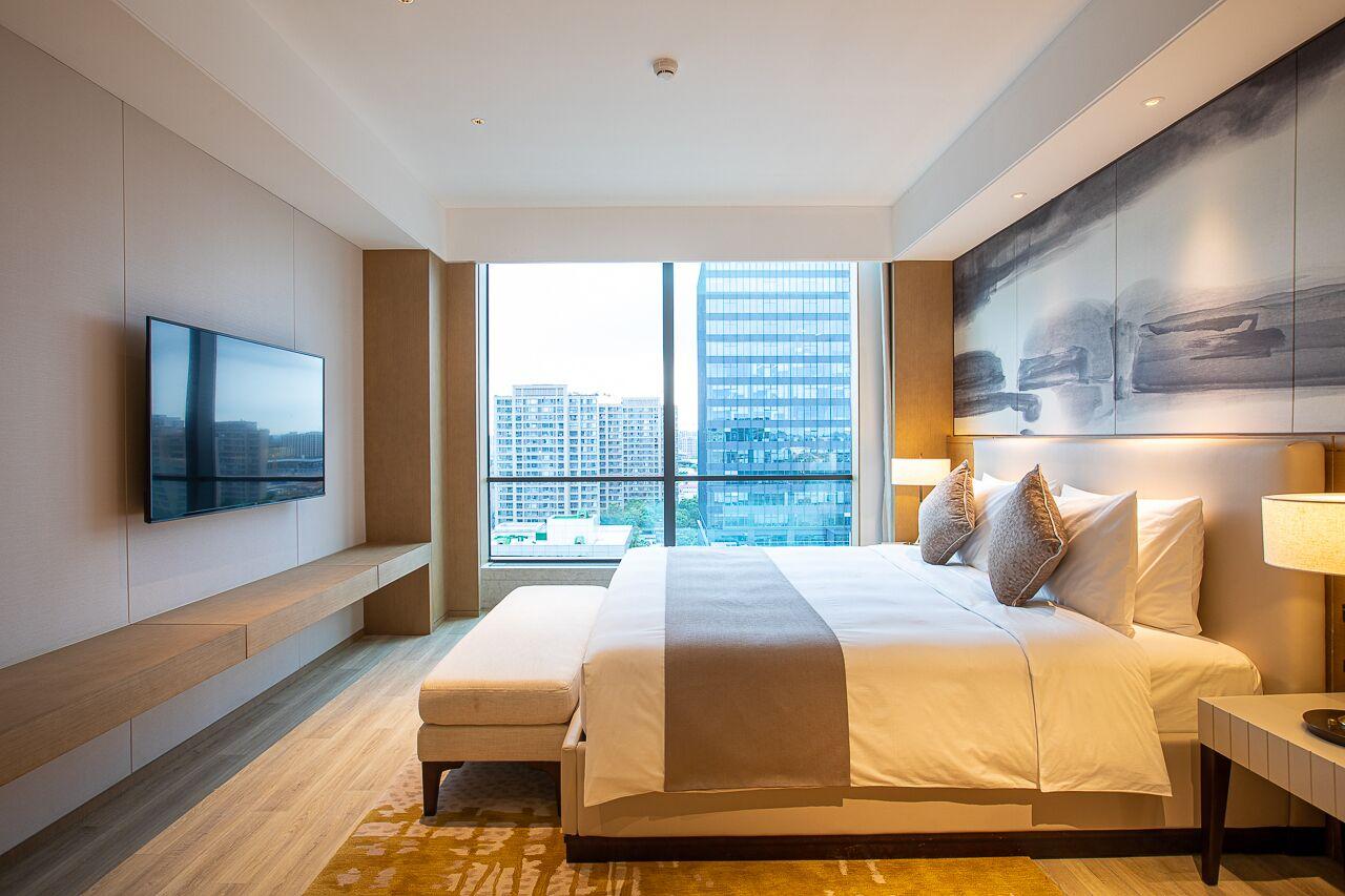 EXECUTIVE, KING BED