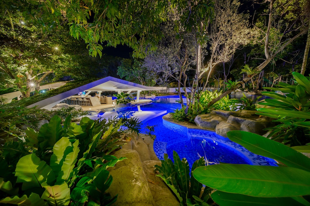 Tambuli Seaside Resort and Spa 13/35