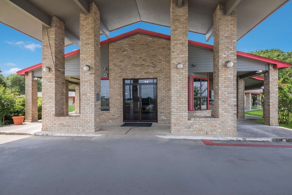 Americas Best Value Inn Lockhart TX (ex OYO Hotel) 33/40