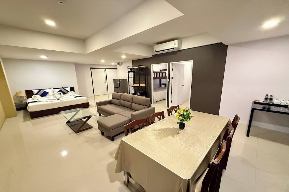 The Thames Pool Access Resort 26/50