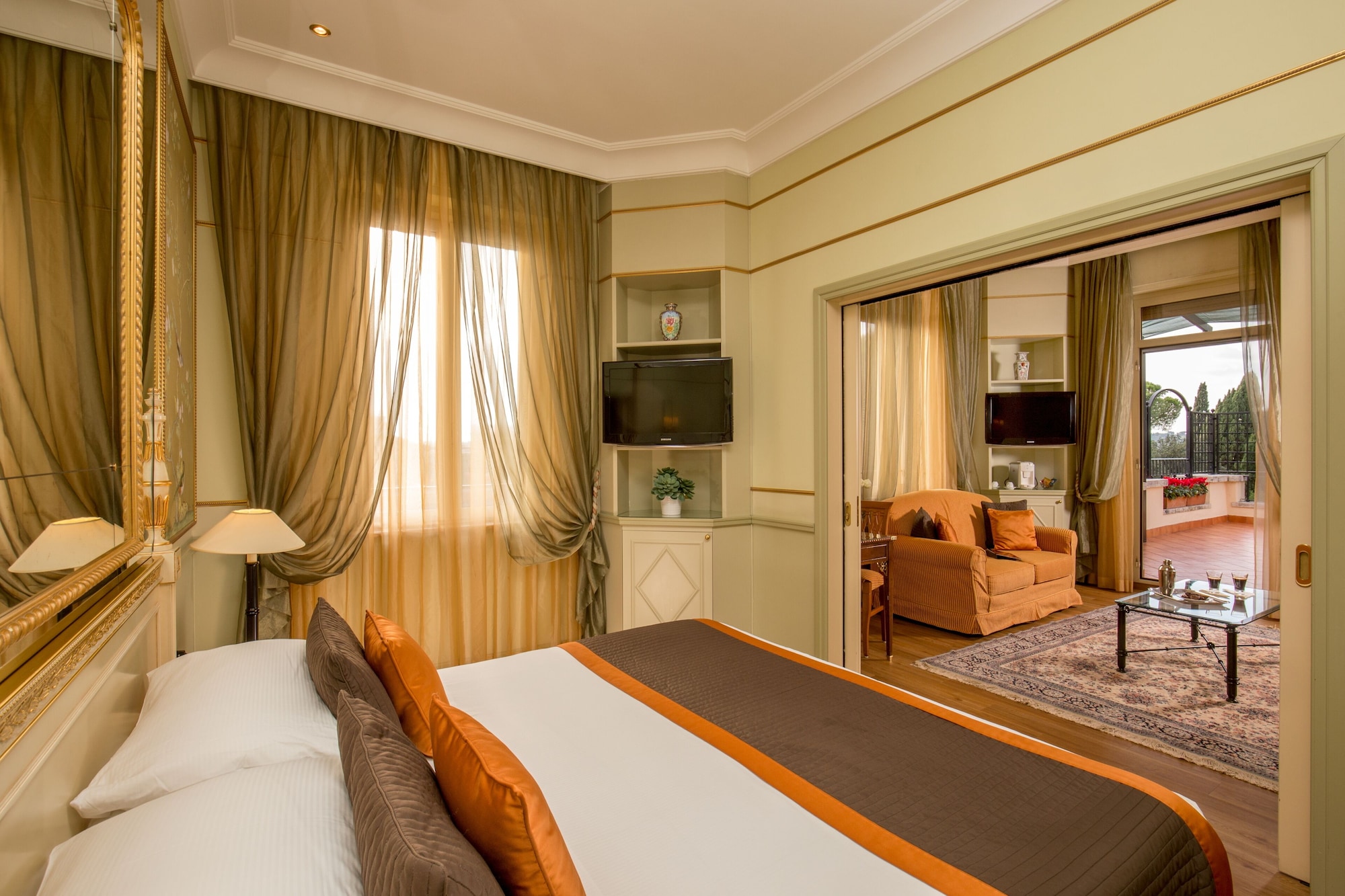 ROOM, QUADRUPLE