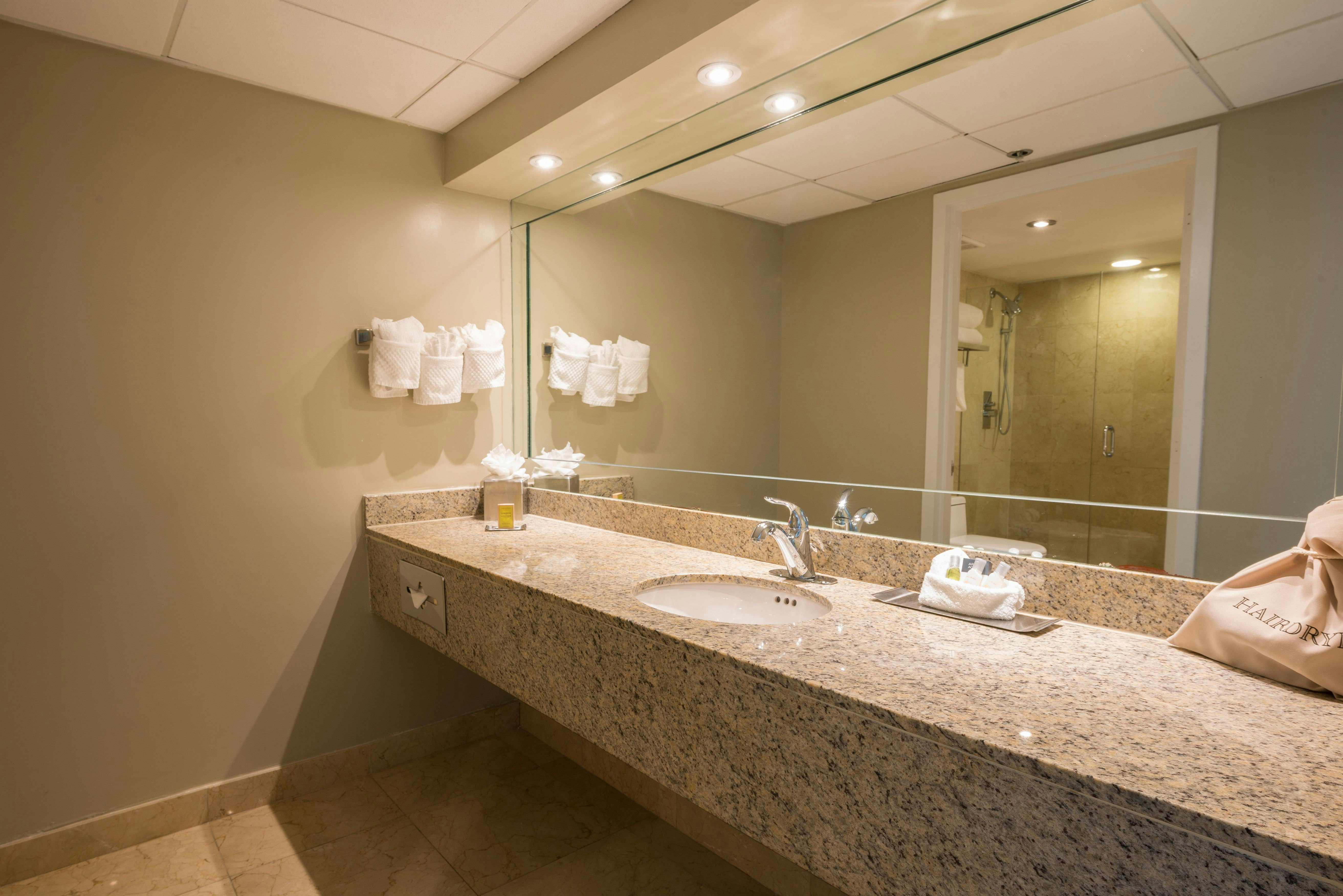 Room, King Bed, Bay View, Balcony، Doubletree By Hilton Grand Hotel Biscayne Bay 3/3