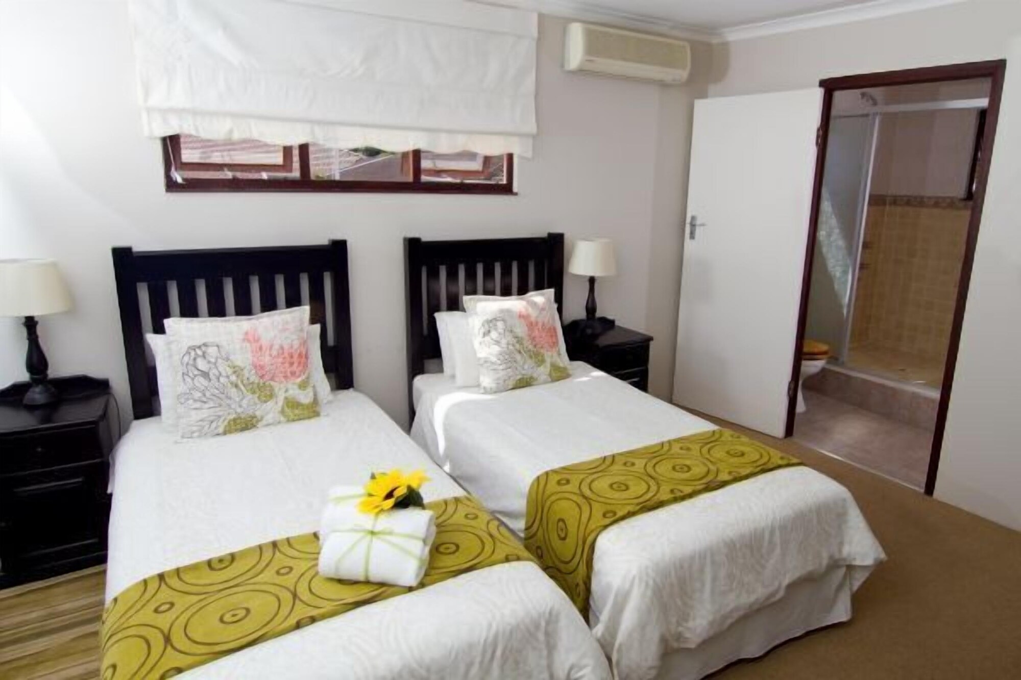 ROOM, TWIN BEDS