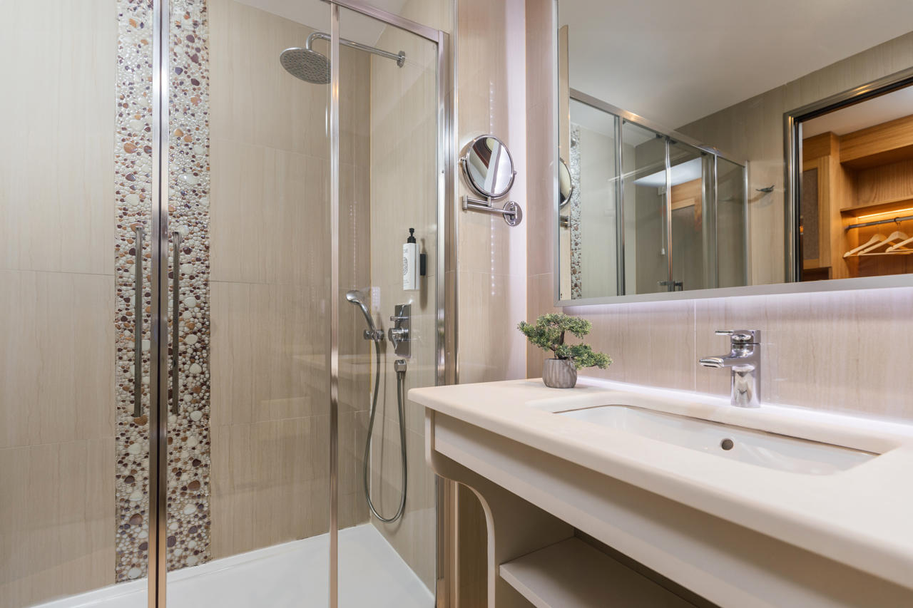 Alexandra Beach Resort & Spa 132/138