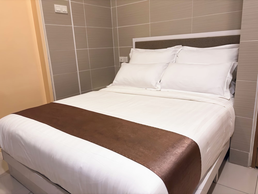 Standard, Queen Bed