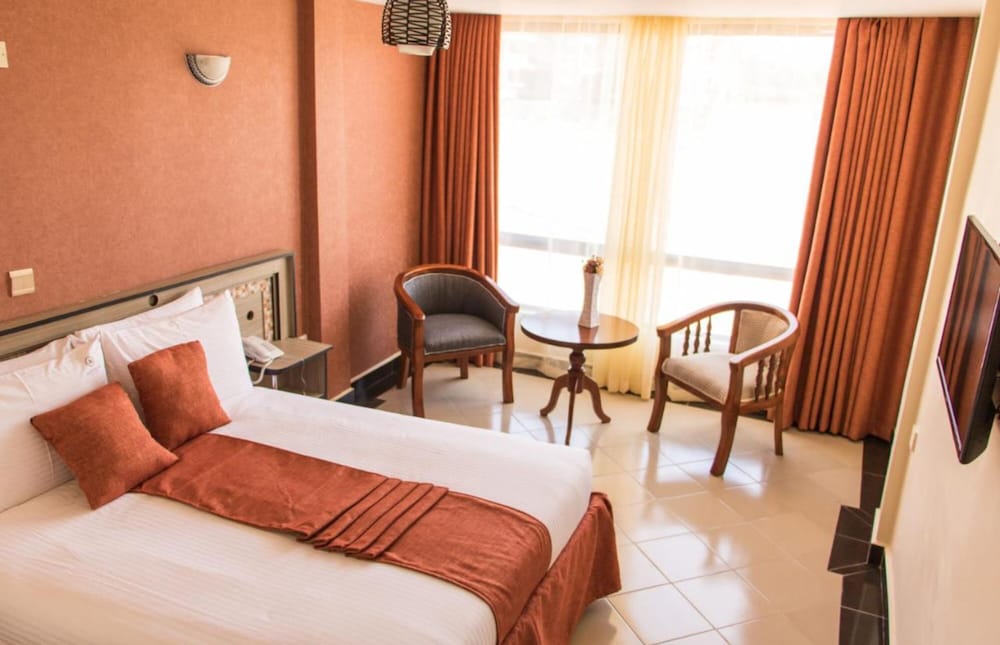 Astorian Grand Hotel 25/50