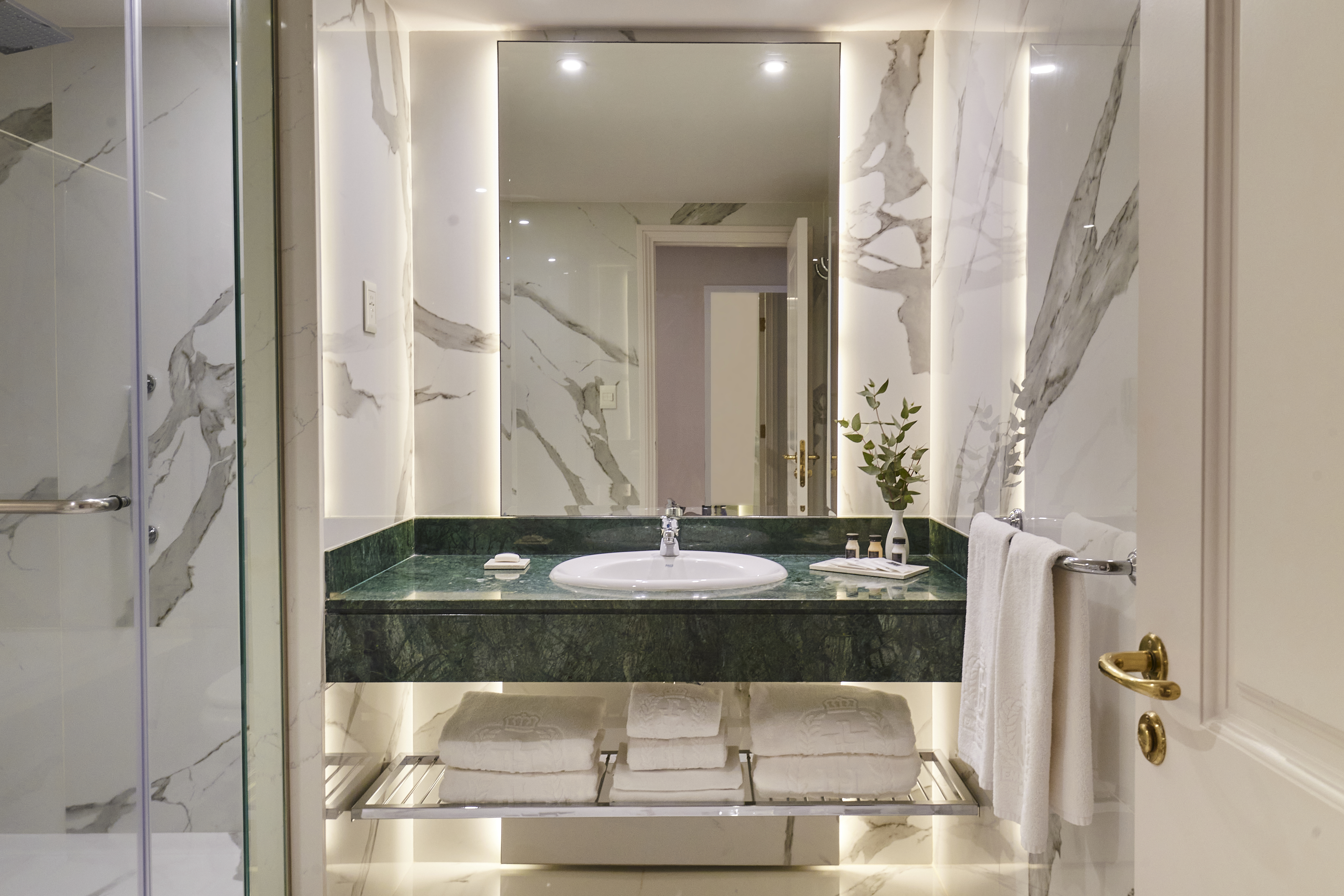 جناح، Hotel Emperador Buenos Aires 5/5