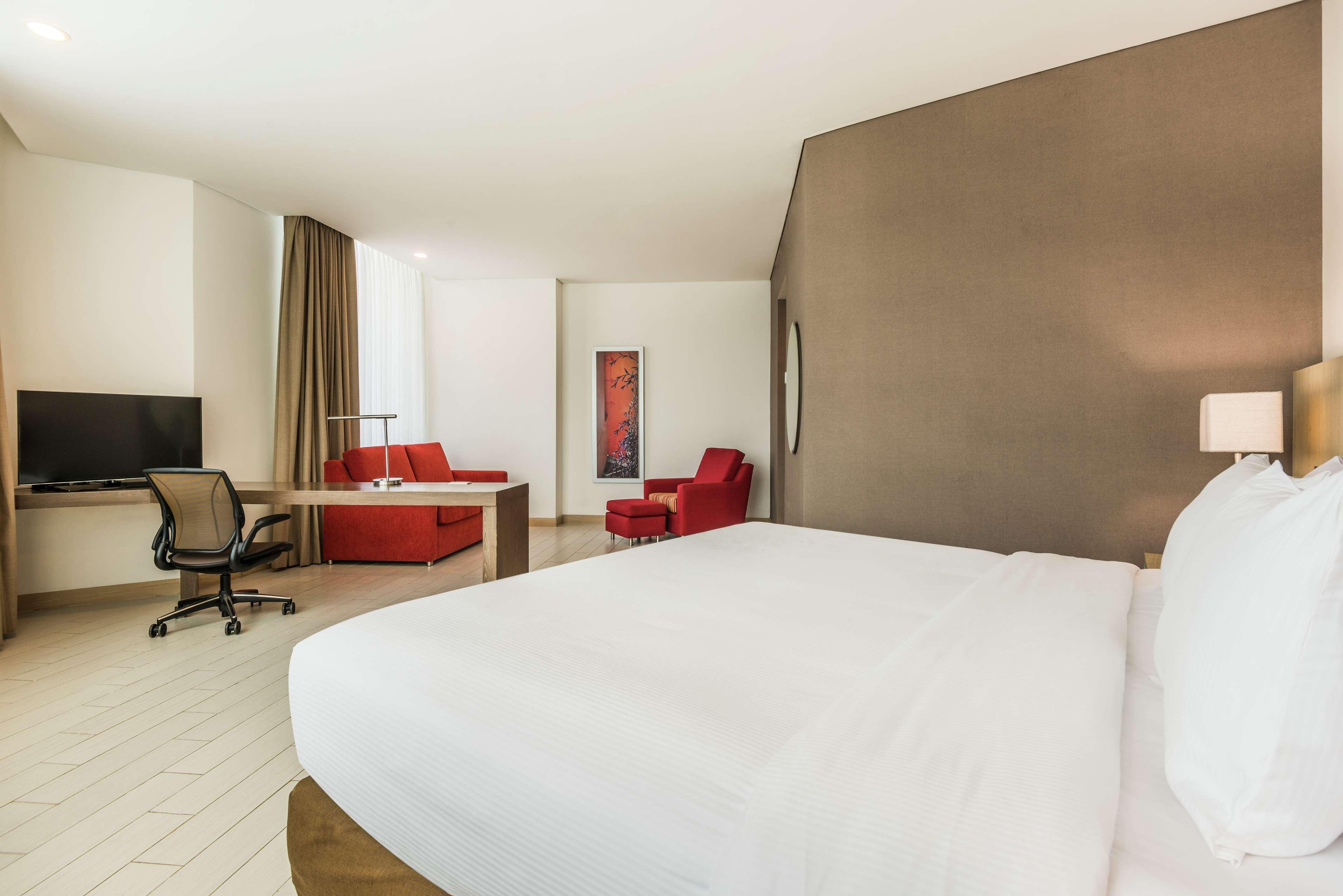 SUITE, KING BED, SOFA