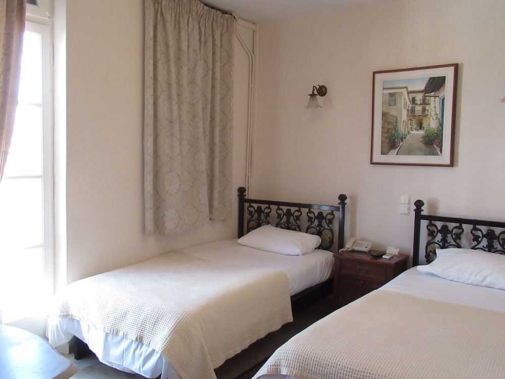 BYRON HOTEL 22/72
