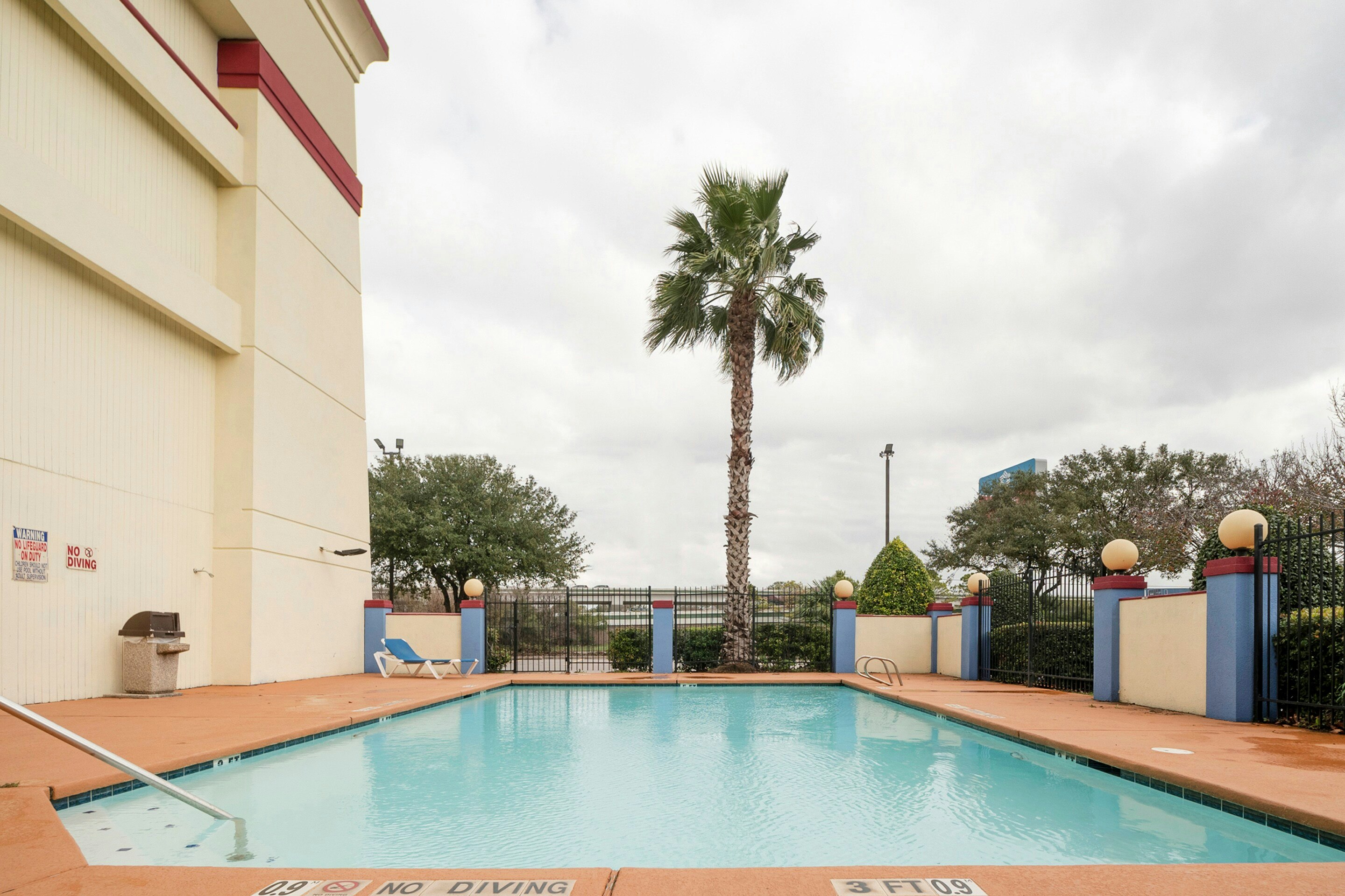 OYO Townhouse Houston Airport North 24/27