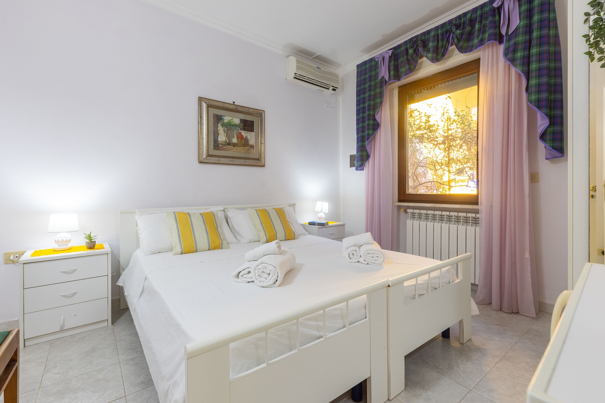 ROOM, DOUBLE BED