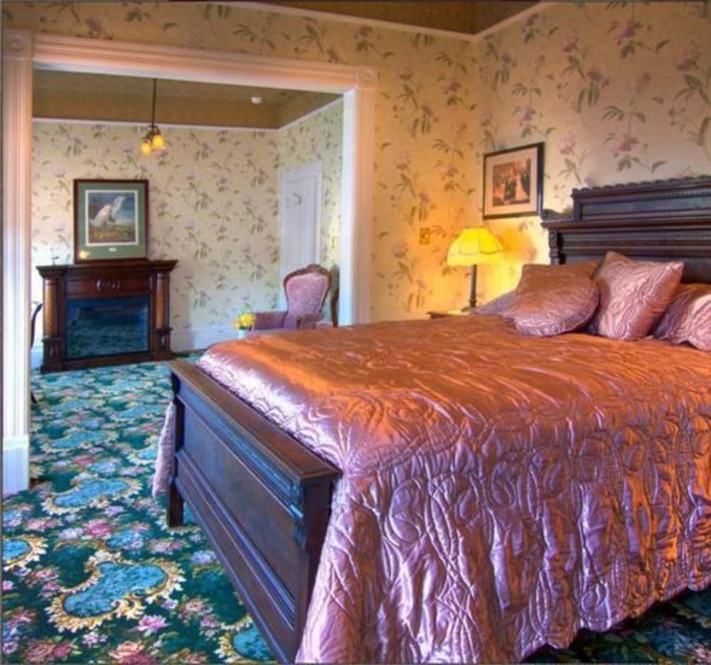 Gingerbread Mansion Inn 28/73