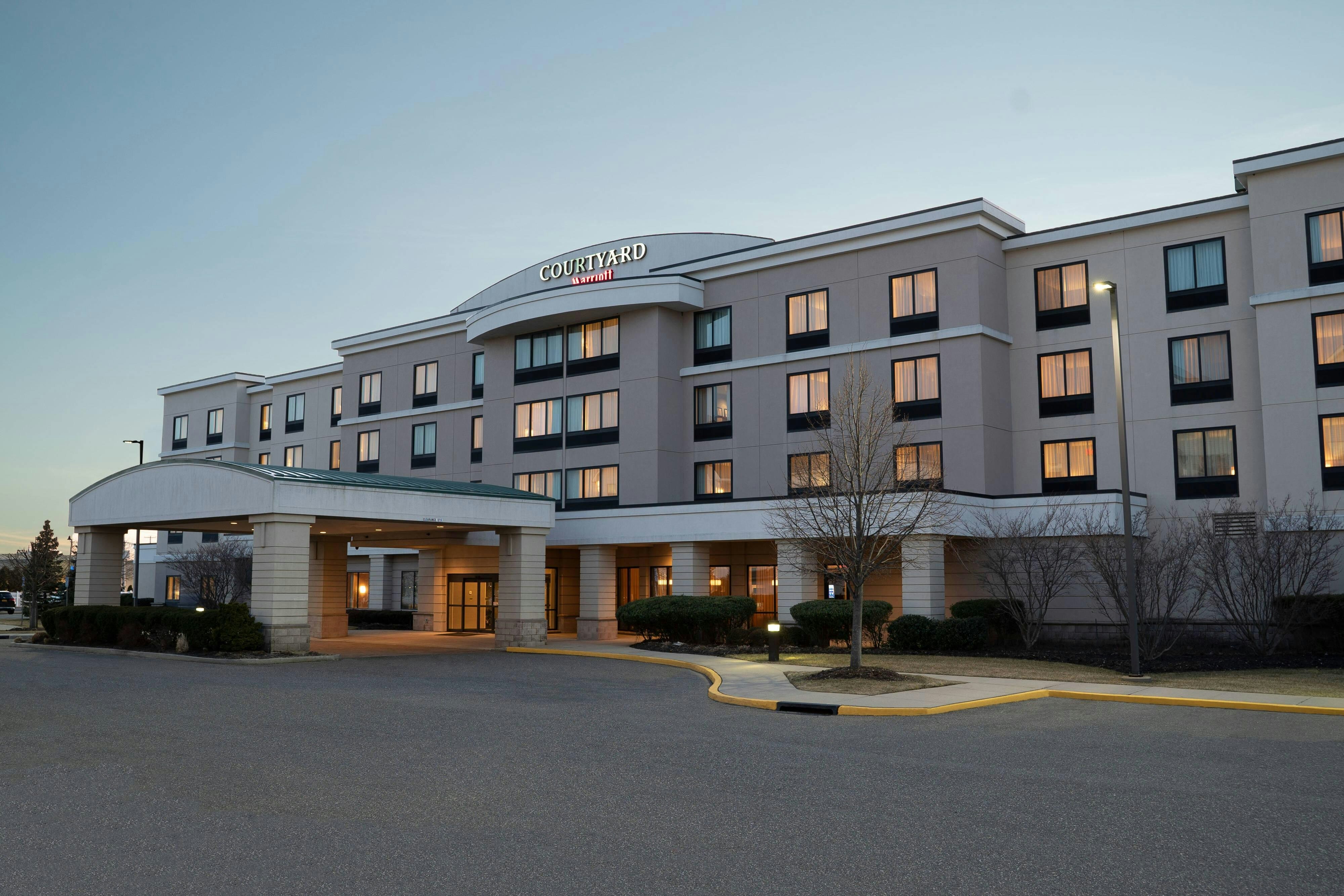 Courtyard By Marriott Republic Aprt Long Island Farmingdale 2/71