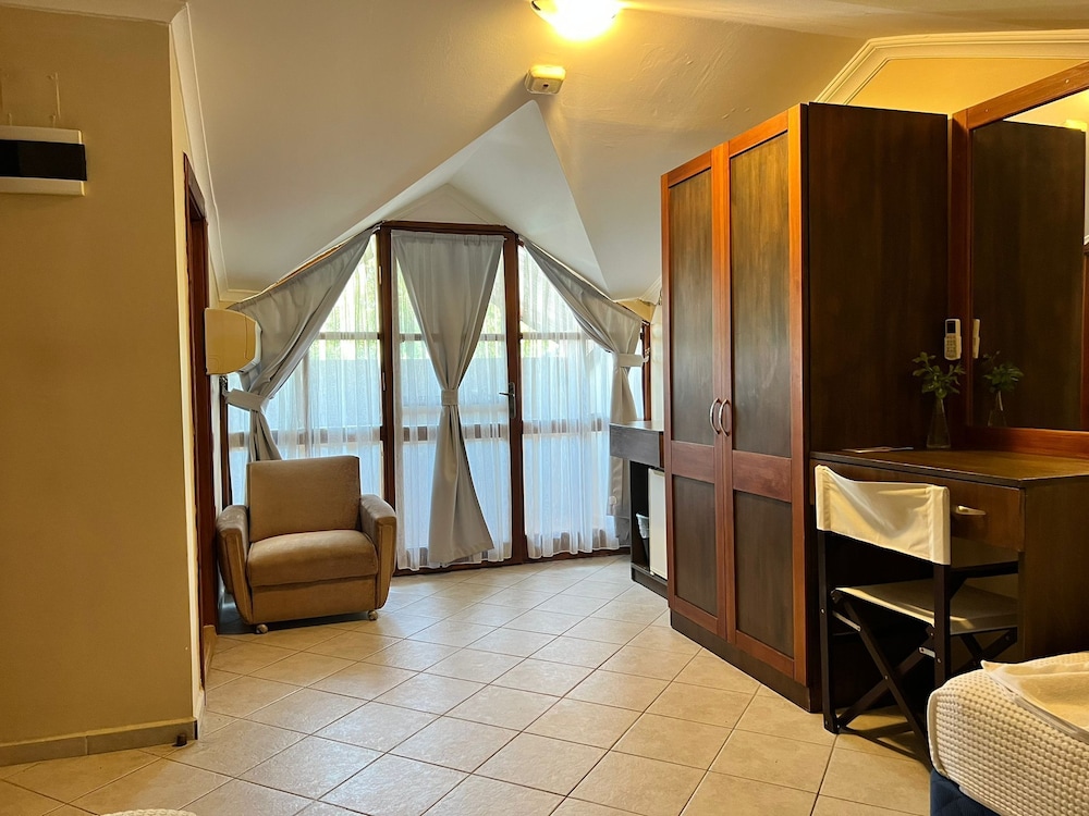 Grenadine Lodge 25/50
