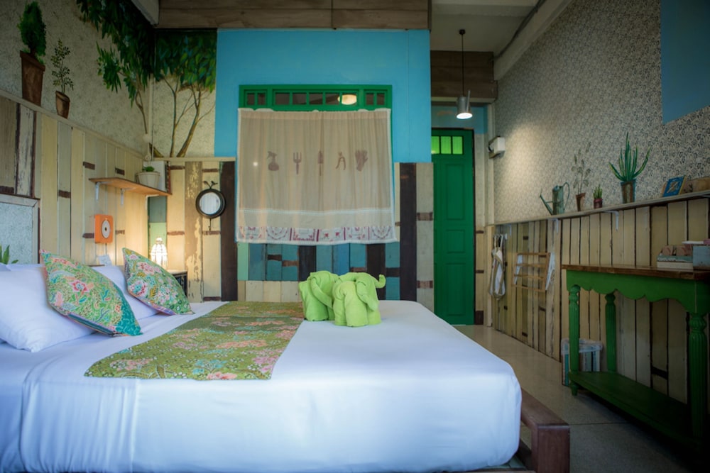 ROOM, DOUBLE BED