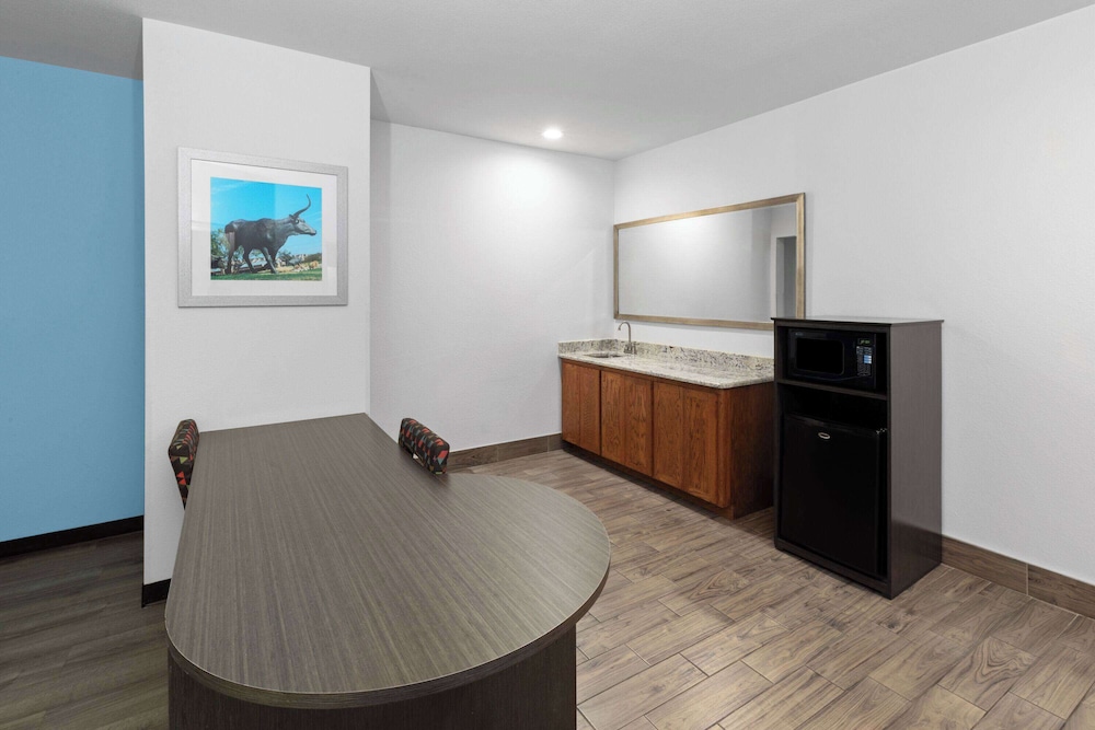 Studio, Suite, King Bed, Days Inn & Suites by Wyndham Lubbock Medical Center 2/3