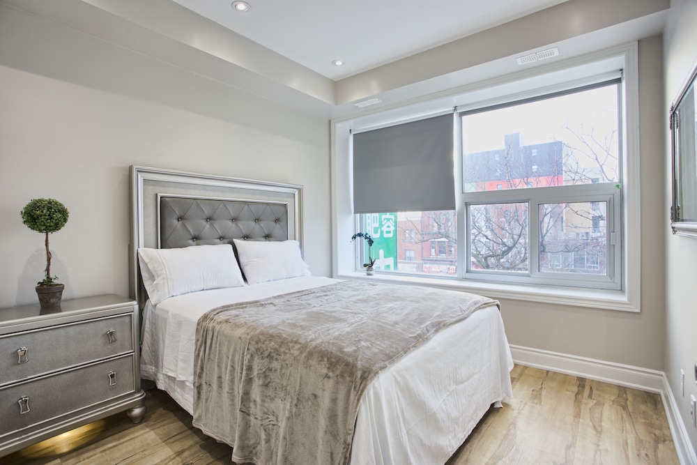 Toronto Rooms And Suites 8/49