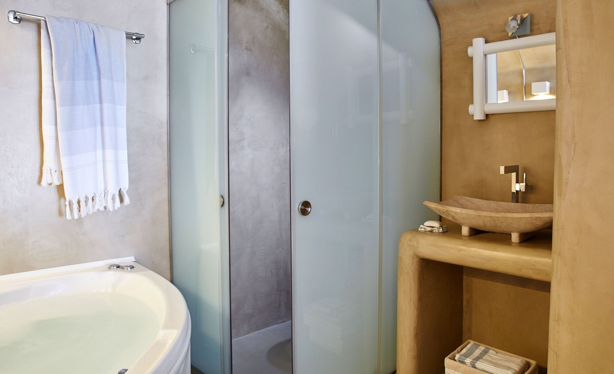 Junior Suite, Queen Bed, Caldera View, Outdoor Jetted Tub، La Perla Villas And Suites Adults Only 2/5