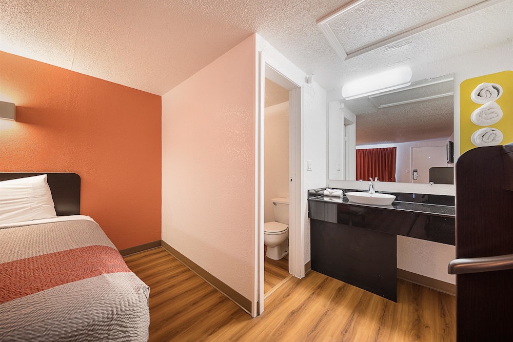 غرفة قياسية بسريرين كوين للمدخنين، Motel6 Hamburg, NY 4/5