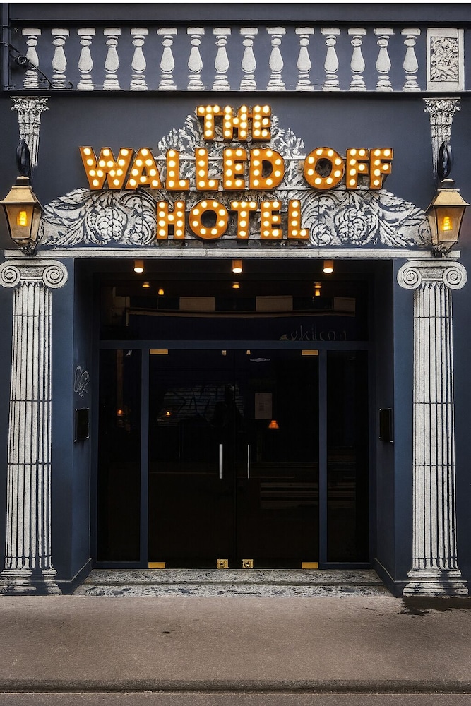 The Walled off Hotel Paris 4/50