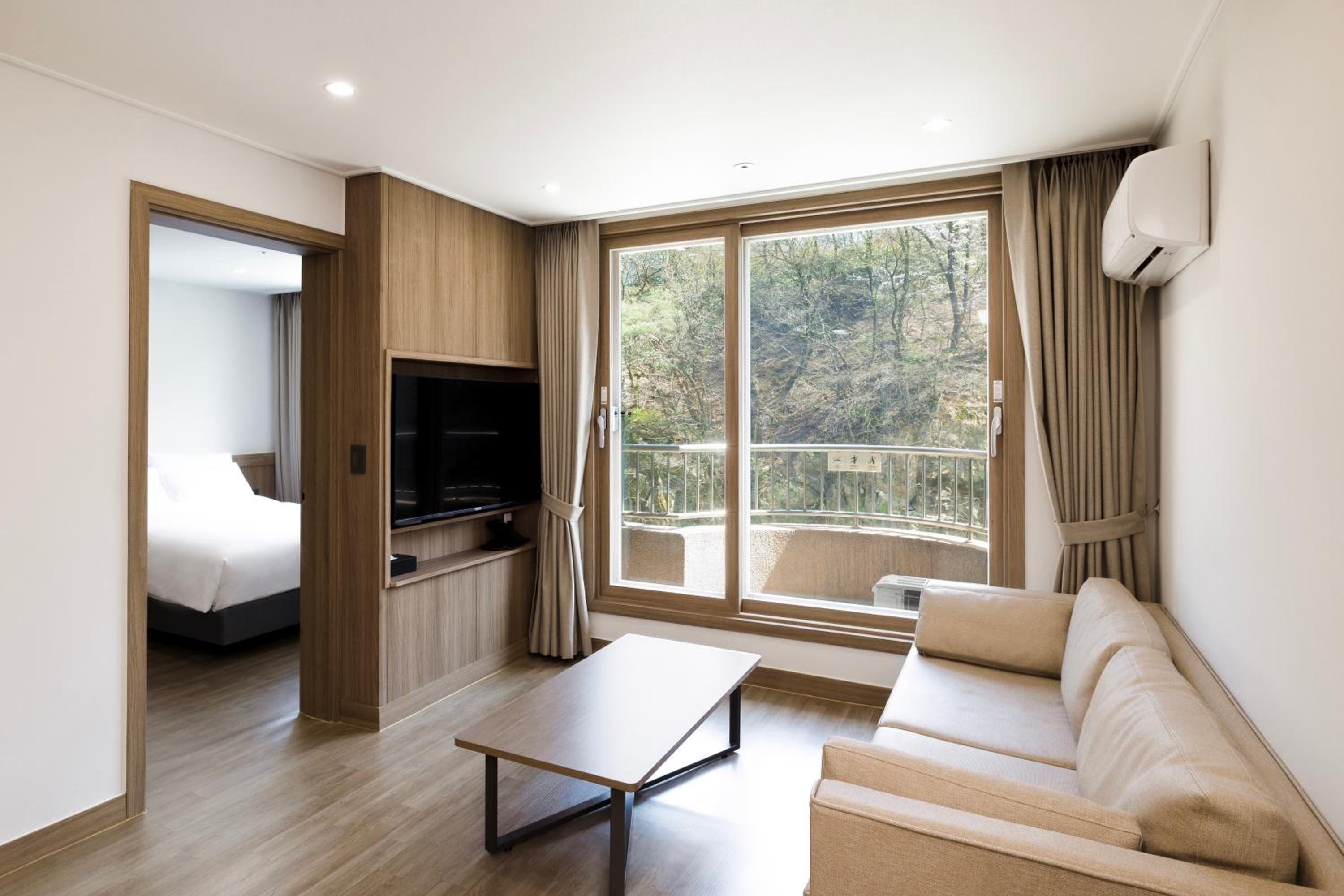 Kensington, Renovated, Premier, Double Bed, Mountain View