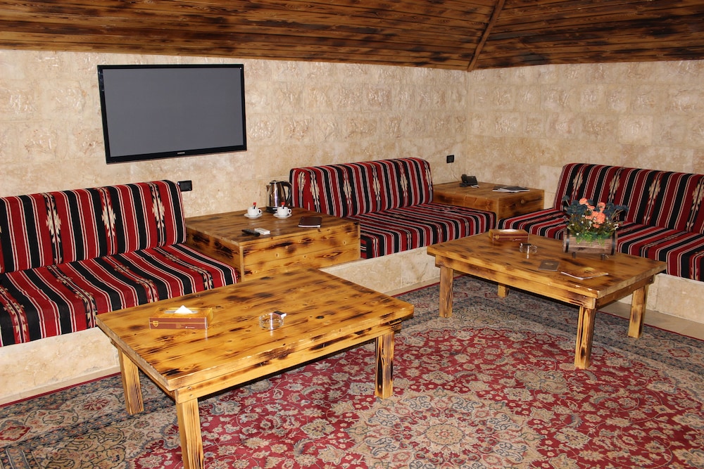 Reston Hotel, Jounieh 31/35