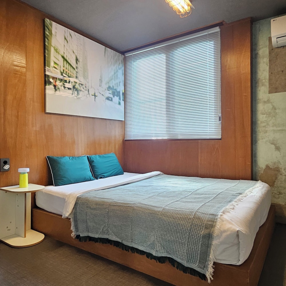 ROOM, DOUBLE BED