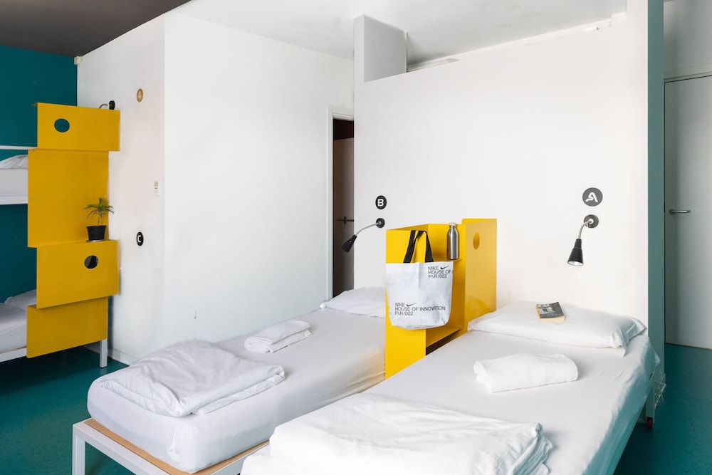 ROOM, QUADRUPLE