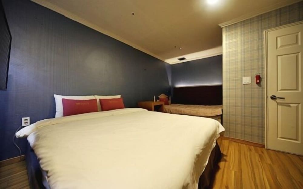 Central Hotel 12/46