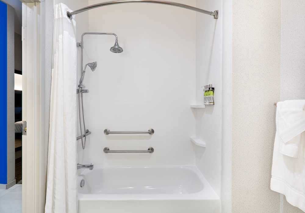 Holiday Inn Express Hotel Suites Cleburne 23/76