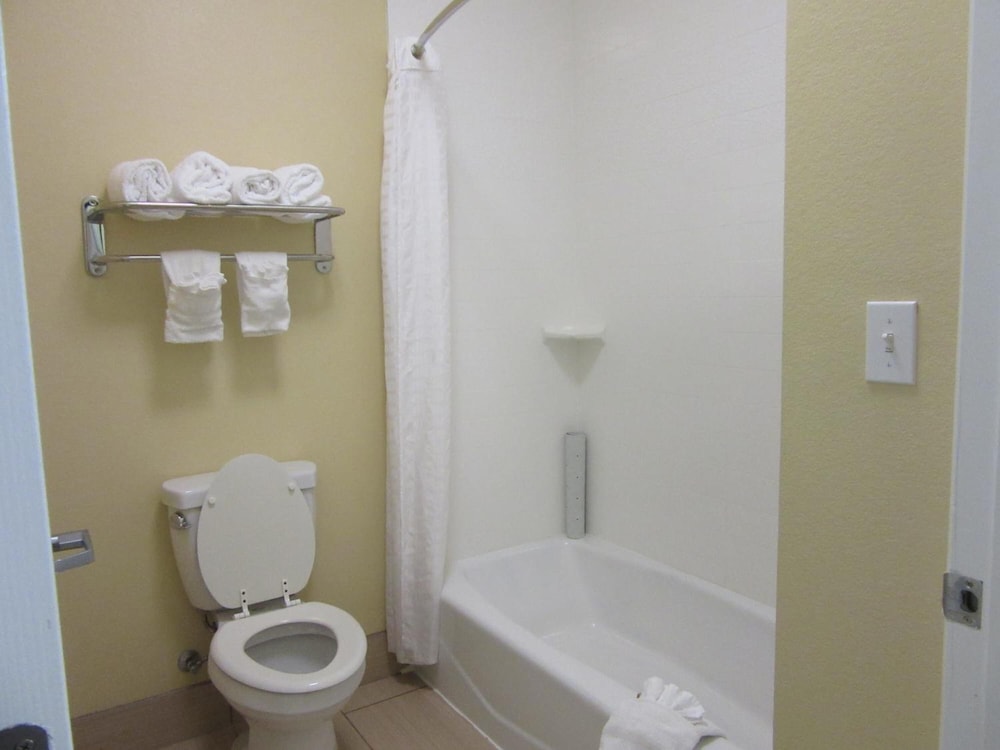 Executive Inn and Suites Tyler 49/51