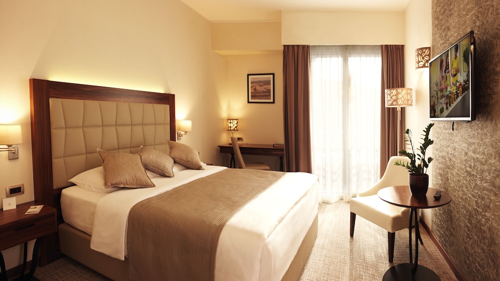 Executive, Suite, King Bed, Lateral Side Sea View, Sofa, Balcony