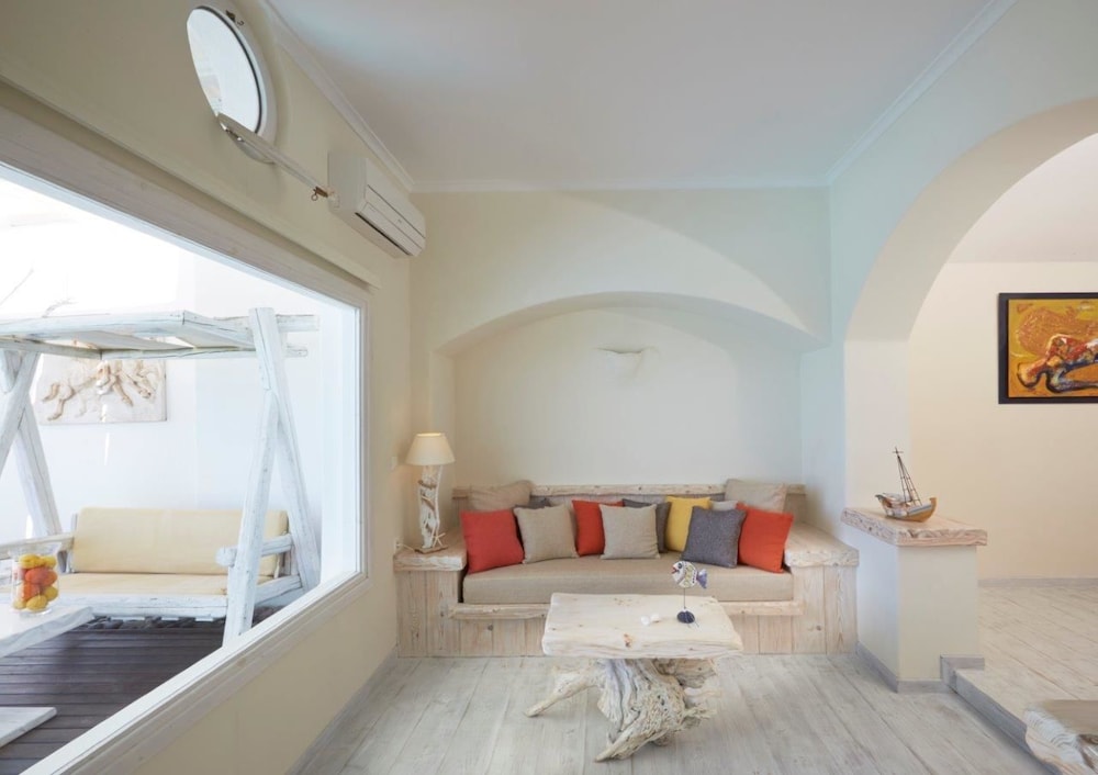 ATHERMI SUITES 28/74