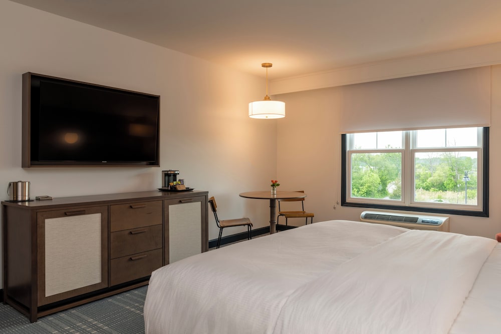 Suite, King Bed, Bathtub