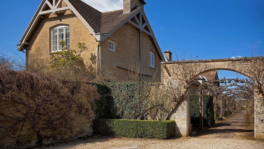 Goodwood Cottage 18/23