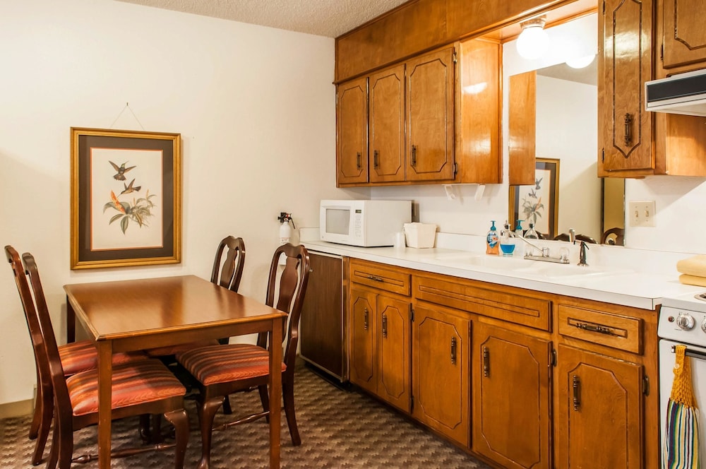 Econo Lodge Eagle Nest 19/25