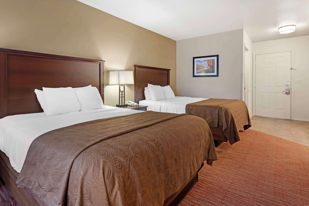 Standard, 2 Queen Beds, Lake View