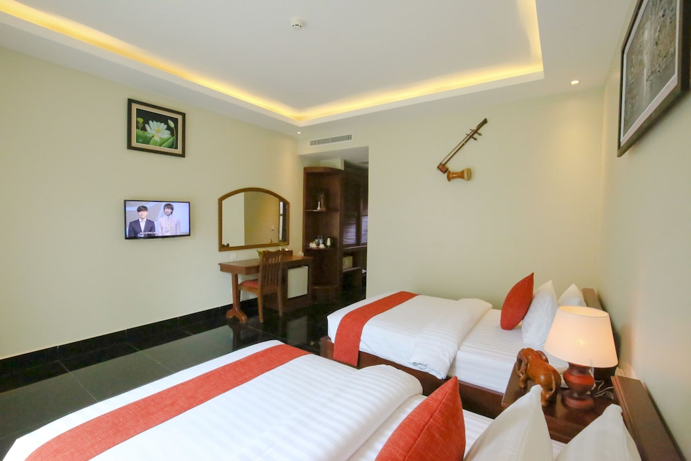 ROOM, TRIPLE, POOL VIEW