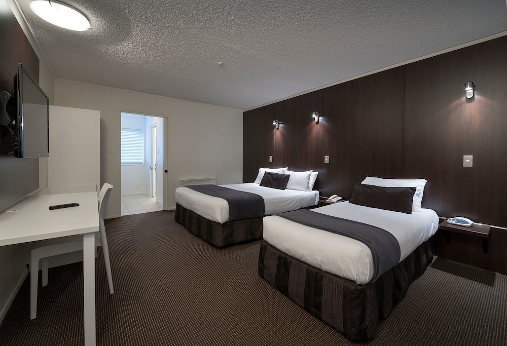 STUDIO, TWIN BEDS