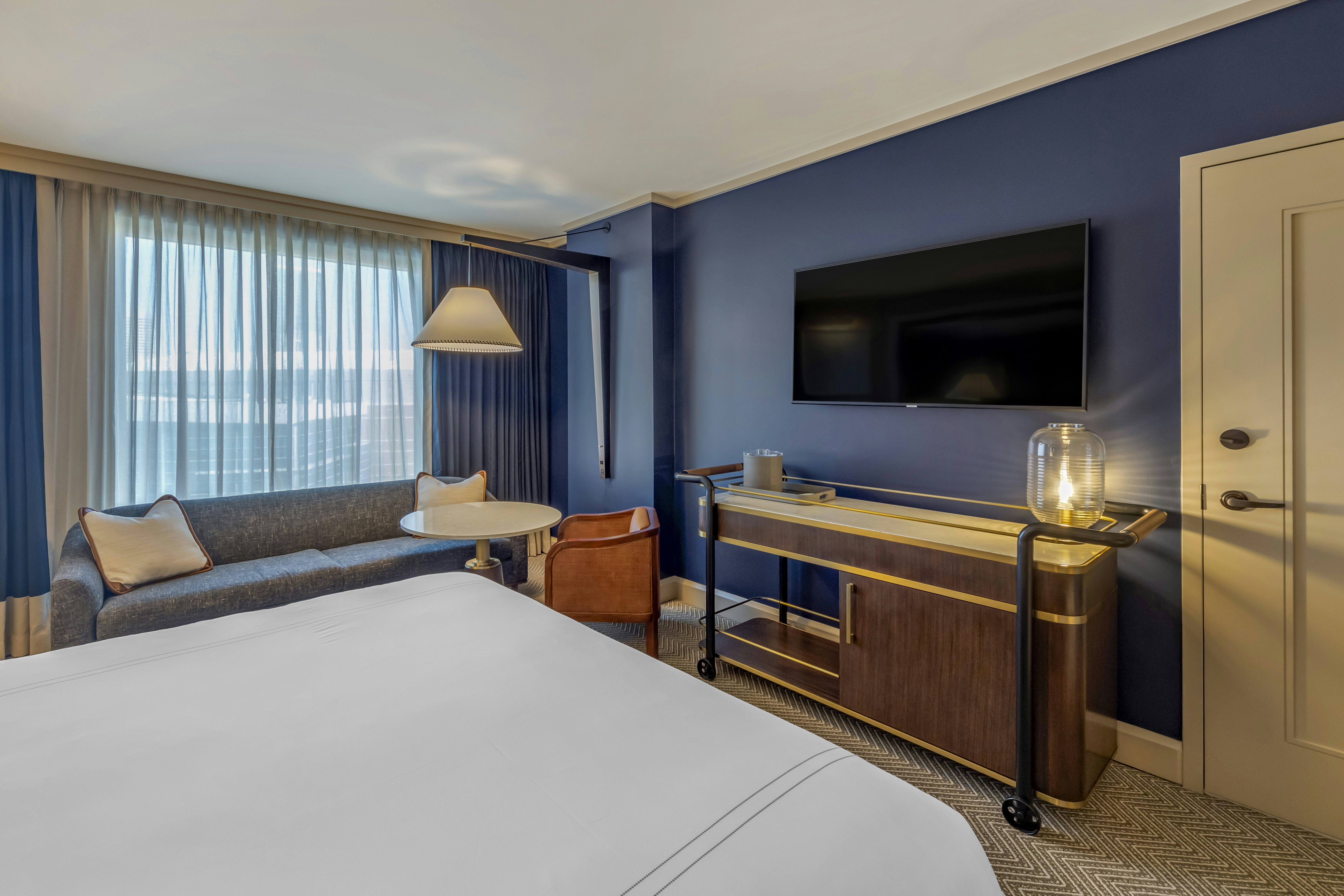 DELUXE, KING BED