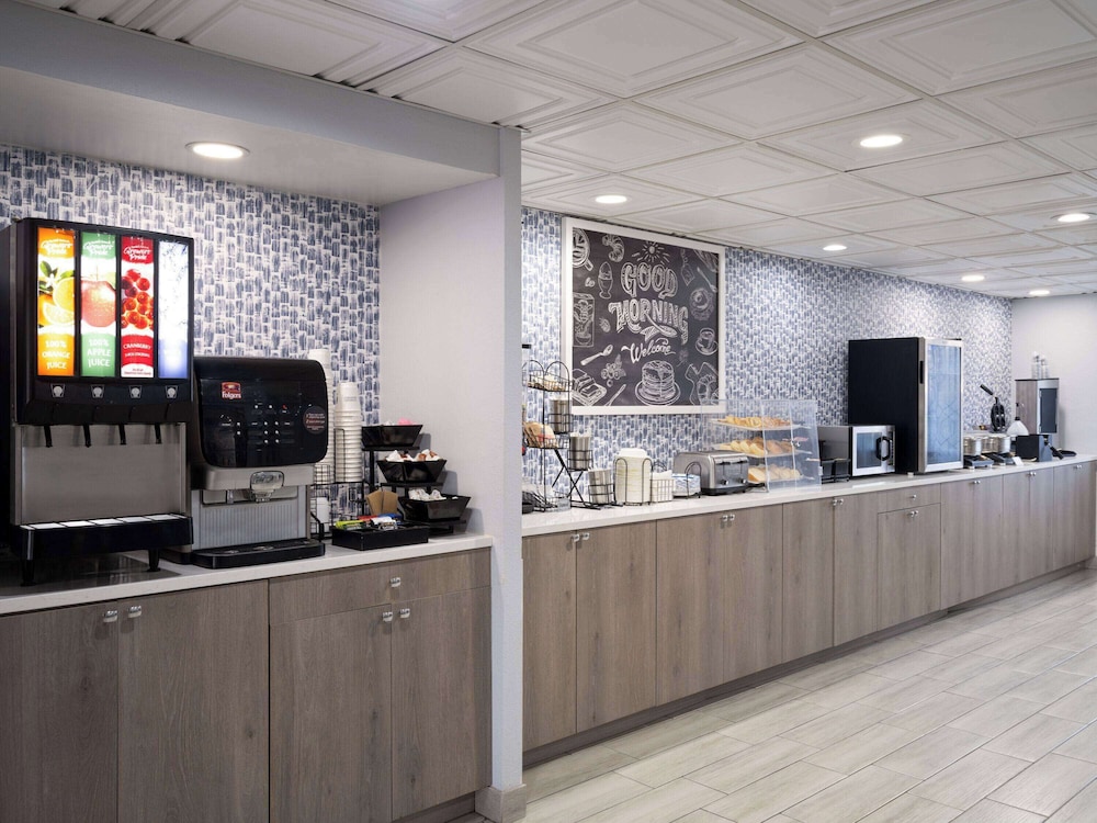 AmericInn by Wyndham Woodstock IL 8/50