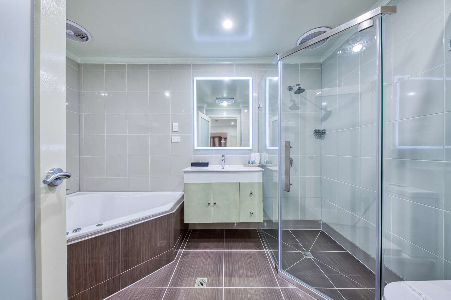 Super, Queen Bed, Jetted Tub