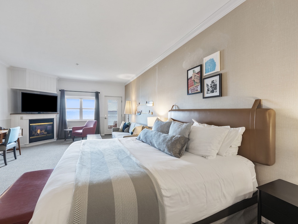 Michigan, Lake, Studio, King and Queen Bed