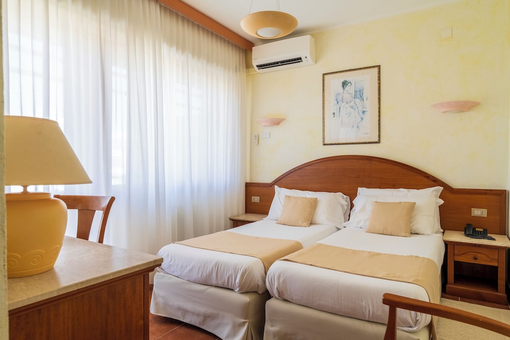 ROOM, QUADRUPLE