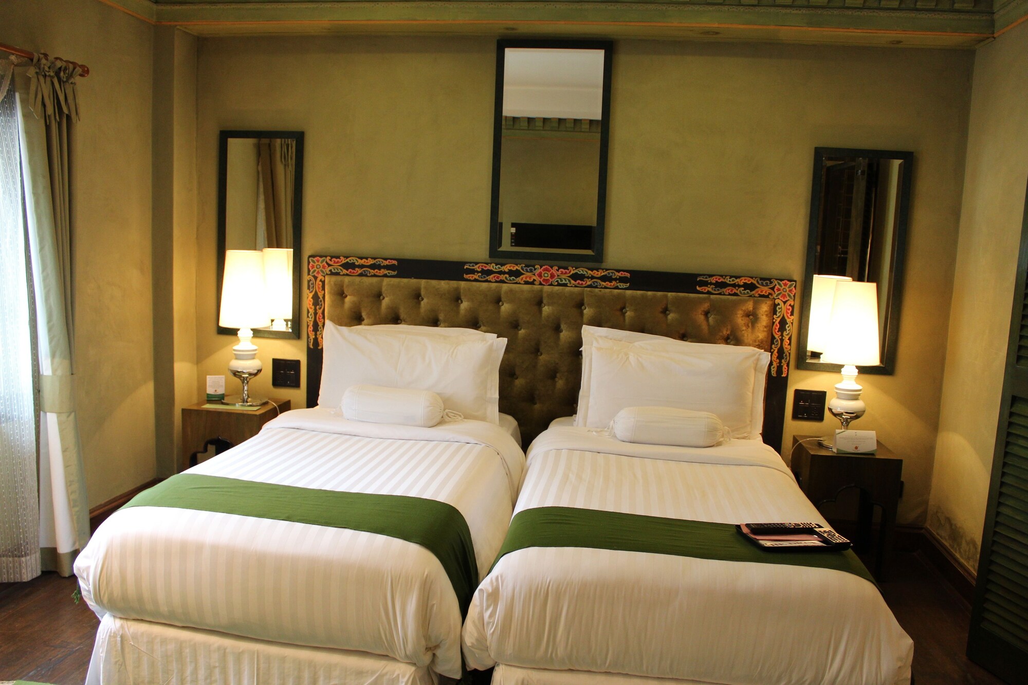 DELUXE, DOUBLE OR TWIN BED