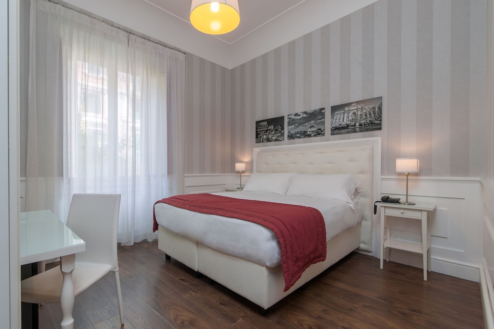 ROOM, DOUBLE OR TWIN BED
