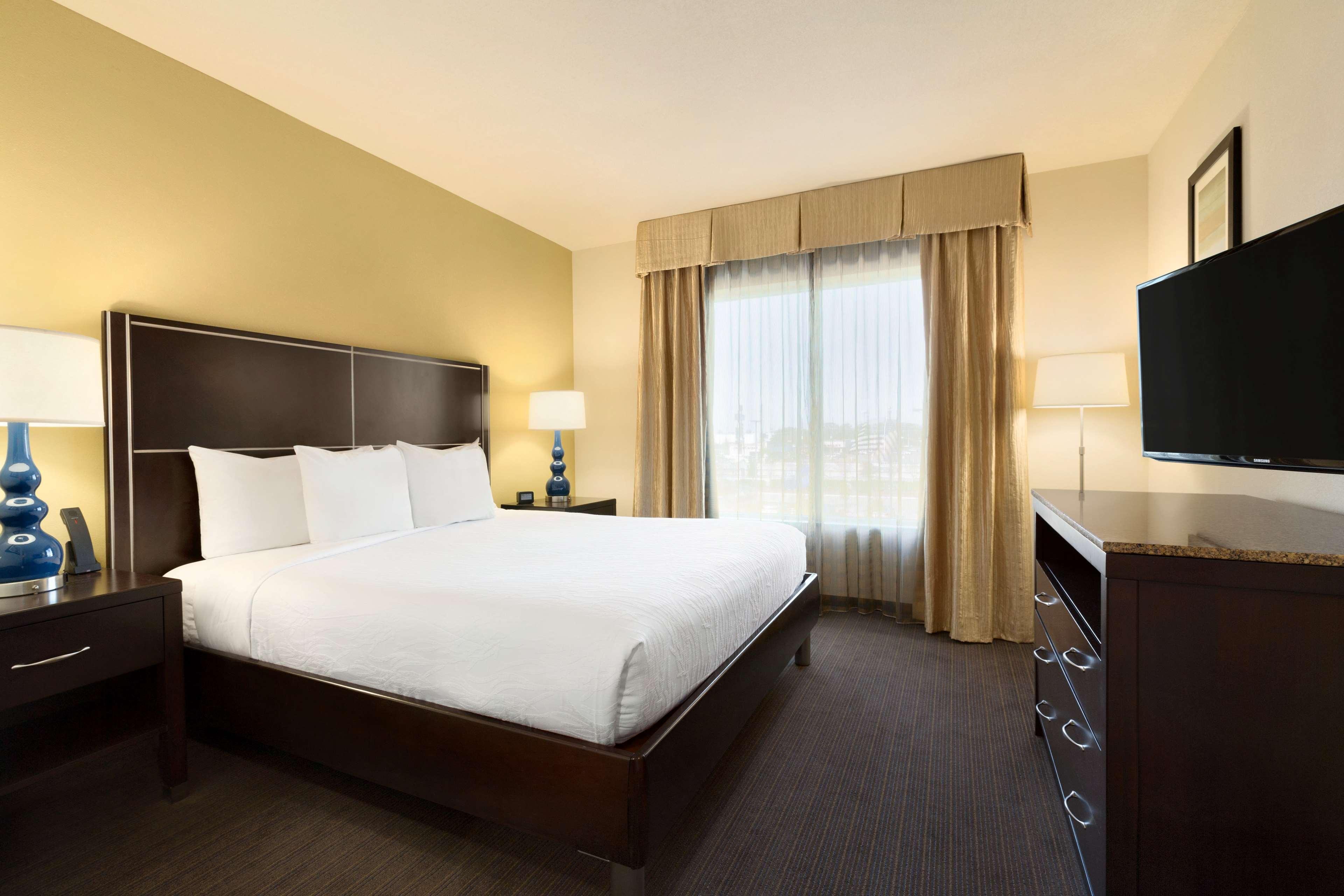 JUNIOR SUITE, KING BED, SOFA