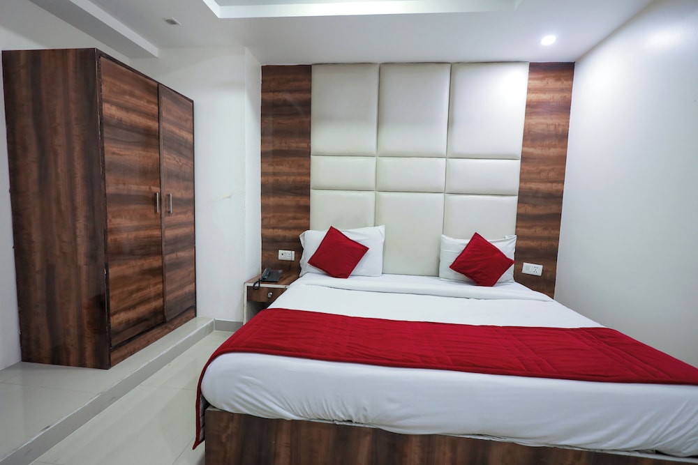 Hotel The Paramont Delhi 5/50